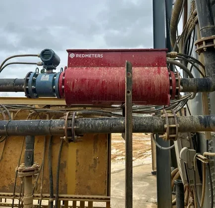 Red Meter instalado en línea industrial para medición no nuclear de densidad