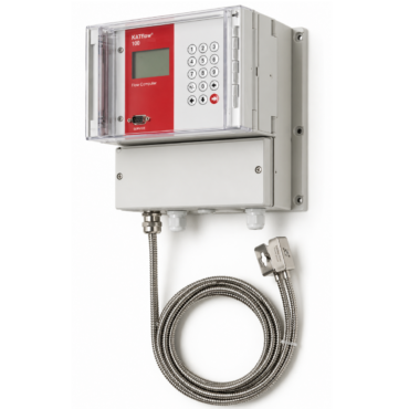 Transmisor de flujo ultrasónico KATflow 150 con pantalla multivariable y teclado de configuración.