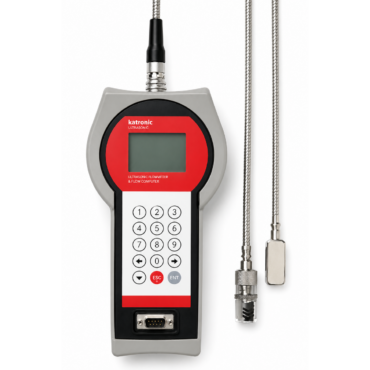 Caudalímetro ultrasónico portátil KATflow 200 de Katronic con diseño ergonómico para operación con una sola mano y maletín de transporte robusto.